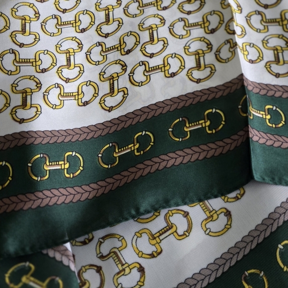 Horsebit Design scarf. 27.5 in square. Silky soft with Gucci Vibes. New - Picture 4 of 6